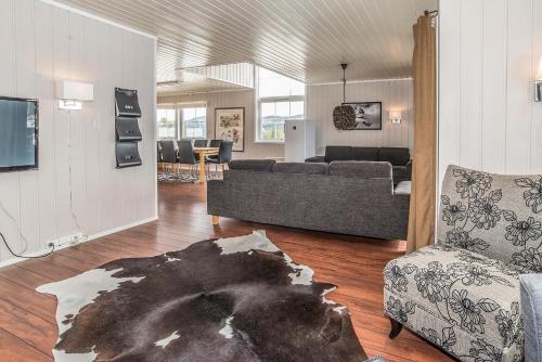 sala de estar con sofá y mesa en Trysilfjell Apartment Hotel en Trysil