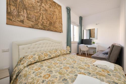 una camera da letto con un letto e un grande dipinto sul muro di Piovella a Cagliari