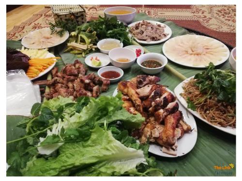 The Link farmstay في Sa Pả: طاولة عليها العديد من أطباق الطعام
