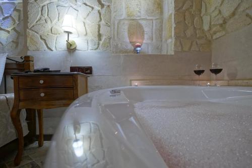 Ένα μπάνιο στο Arte Cave Hotel
