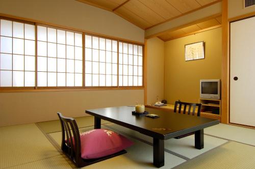 Televisyen dan/atau pusat hiburan di Gion Ryokan Karaku