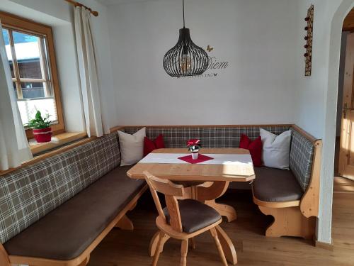 ein Esszimmer mit einer Bank und einem Tisch in der Unterkunft Ferienwohnung Dorfanger in Alpbach