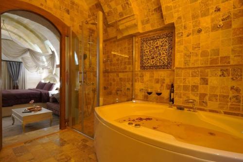 Ένα μπάνιο στο Arte Cave Hotel