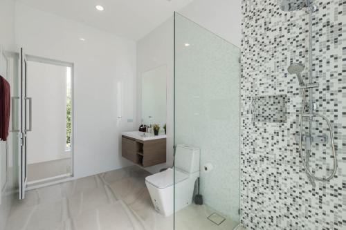 Ένα μπάνιο στο Modern 4 Bedroom Private Pool Villa KH-A2