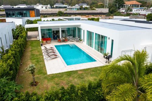 an aerial view of a house with a swimming pool at Modern 4 Bedroom Pool Villa PMK-A2 in Khao Tao