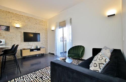 Μια τηλεόραση ή/και κέντρο ψυχαγωγίας στο VACATION APARTMENT IN TLV NEXT TO HILTON BEACH WITH BALCONY
