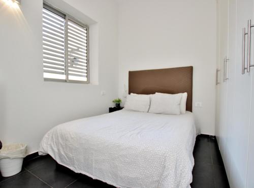 Ένα ή περισσότερα κρεβάτια σε δωμάτιο στο VACATION APARTMENT IN TLV NEXT TO HILTON BEACH WITH BALCONY