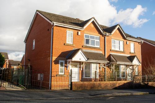 Cosy 3-Bed Home Close to City Centre (Parking)