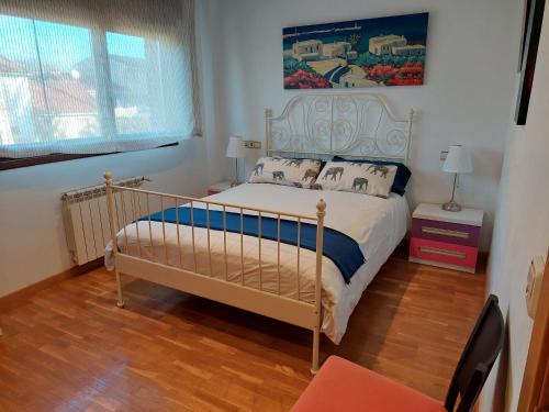 Villa Tiviti في أوفِييذو: غرفة نوم بها سرير ولوحة على الحائط