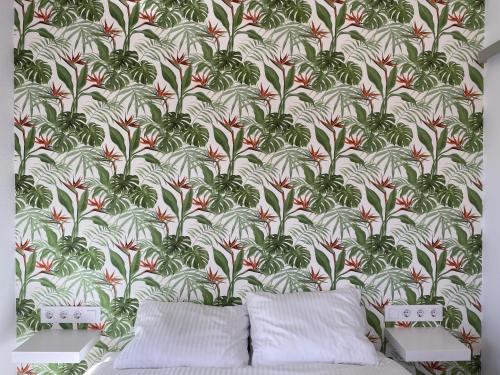 1 dormitorio con pared y papel pintado con motivos florales en Brandián 17, en A Guarda