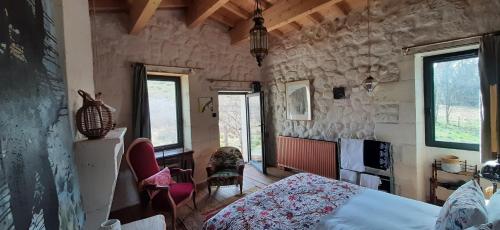 - une chambre avec un lit et quelques fenêtres dans l'établissement Aux Tuileries Nord b&b, à Créon