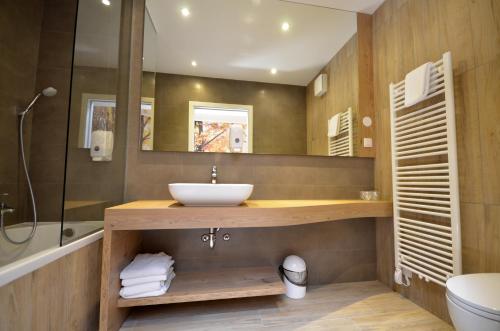 La salle de bains est pourvue d'un lavabo, d'une douche et de toilettes. dans l'établissement Hotel Emonec, à Ljubljana