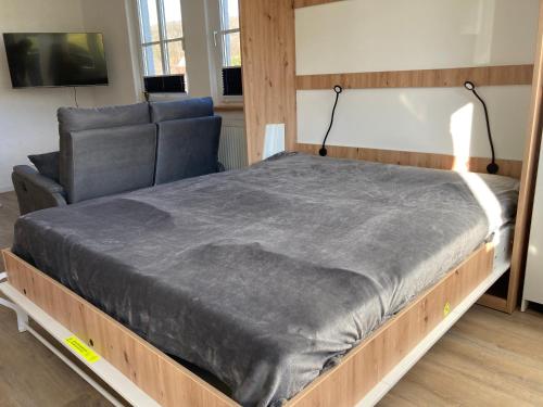 Ein Bett oder Betten in einem Zimmer der Unterkunft Ferienwohnung Zum Eifelelch