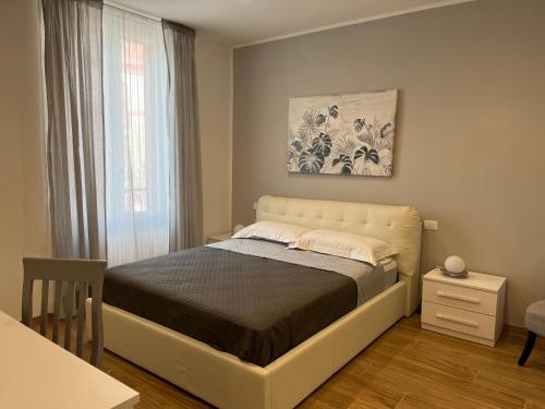ein kleines Schlafzimmer mit einem Bett und einem Fenster in der Unterkunft LEVANTE Central Rooms in Levanto