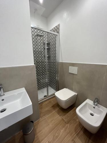 ein Bad mit einem WC, einem Waschbecken und einer Dusche in der Unterkunft LEVANTE Central Rooms in Levanto