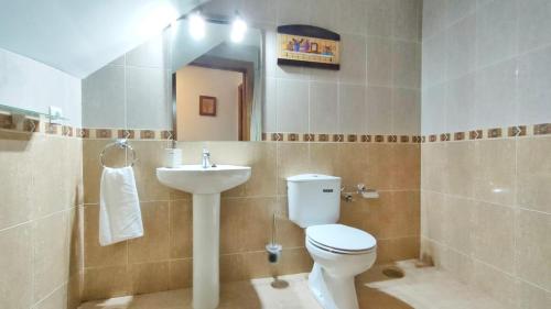 San Martín de la Vega del AlbercheにあるEl Locutorioのバスルーム(トイレ、洗面台付)