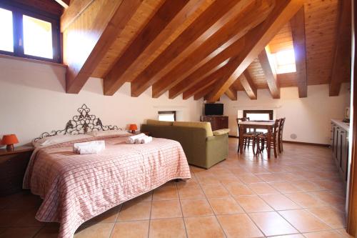 una camera da letto con un letto e una sala da pranzo di Residence Aquila - Mono Corno Bussola a Brusson