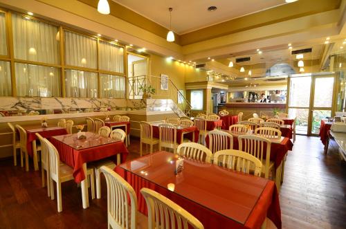 En restaurant eller et andet spisested på Conquistador Hotel