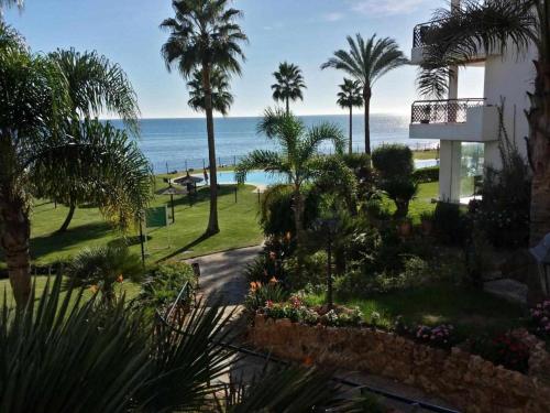 - Vistas al océano desde un complejo en Apartamento Mi Capricho, en Sitio de Calahonda