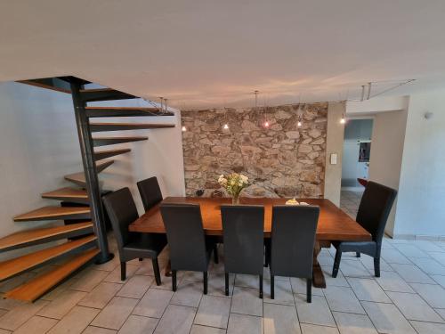 une salle à manger avec une table et des chaises et un escalier dans l'établissement Le Carot : gîte de montagne indépendant et calme, à Campan