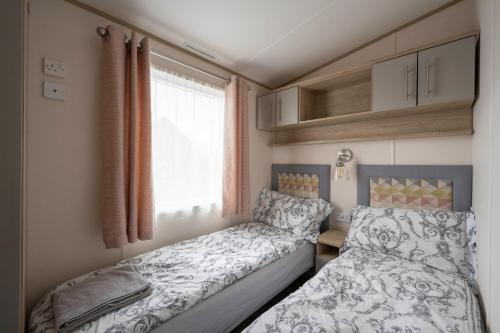 En eller flere senge i et værelse på Hallcroft Fishery And Holiday Park