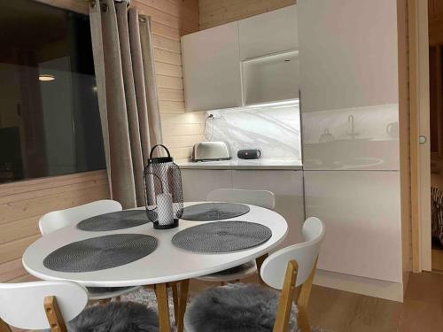 a white table and chairs in a kitchen at Villa Lyxfällan in Kemionsaari