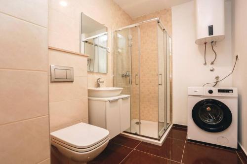 een badkamer met douche, toilet en wastafel bij Status-M Apartments 135 in Becici