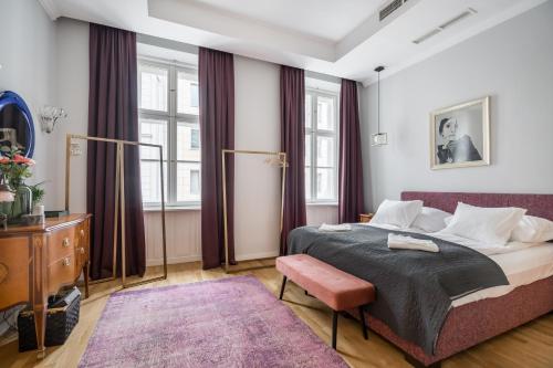 um quarto com uma cama grande e um tapete roxo em BpR Adagio Design Home with A/C em Budapeste