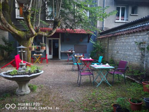 a group of tables and chairs in a courtyard at Hôtel Le Memphis in Poitiers