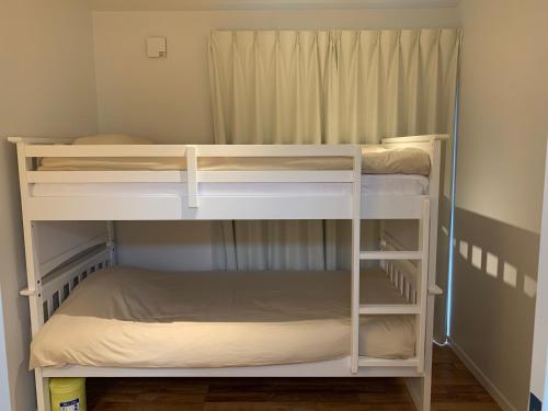 Tempat tidur susun dalam kamar di B&B KAMAKURA