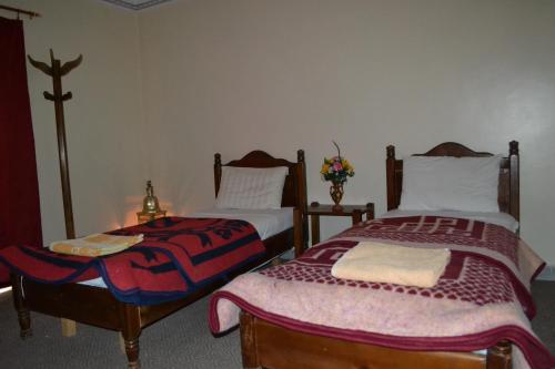 En eller flere senge i et værelse på Hotel Almanader
