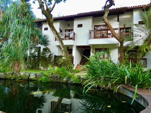 un hotel con un estanque frente a él en Pousada Coqueiro Verde, en Itacaré