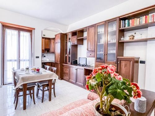 - une cuisine et une salle à manger avec une table et des chaises dans l'établissement MYHOUSE INN TOGLIATTI - Affitti Brevi Italia, à Collegno