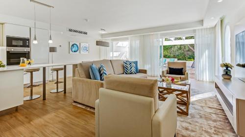a living room and kitchen with a couch and a table at Quinta do Lago Country Club in Quinta do Lago