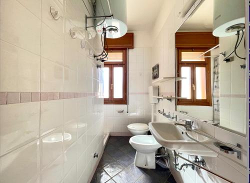 A bathroom at Appartamento Albatros - Carraro Immobiliare Jesolo - Family Apartments
