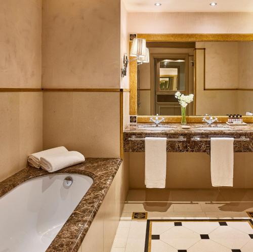 A bathroom at Bagni Di Pisa Palace & Thermal Spa - The Leading Hotels of the World