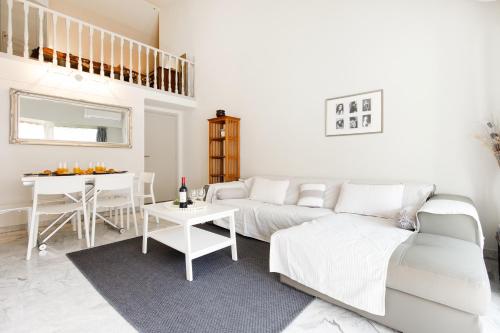 un salon blanc avec un canapé et une table dans l'établissement Nomad YourHostHelper, à Cannes