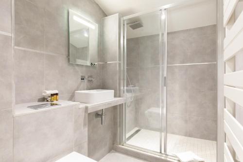 une salle de bain avec douche et lavabo dans l'établissement Nomad YourHostHelper, à Cannes