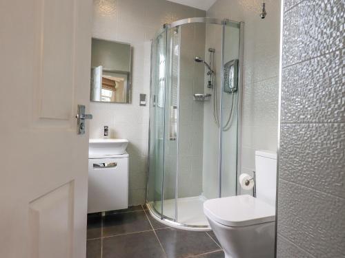 une salle de bain avec une douche, des toilettes et un lavabo dans l'établissement Loughrigg View, à Ambleside