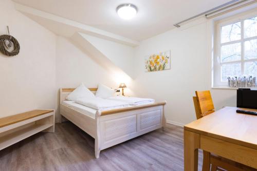 Schlafzimmer mit einem Bett und einem Schreibtisch in der Unterkunft Hotel Blechhammer in Kaiserslautern