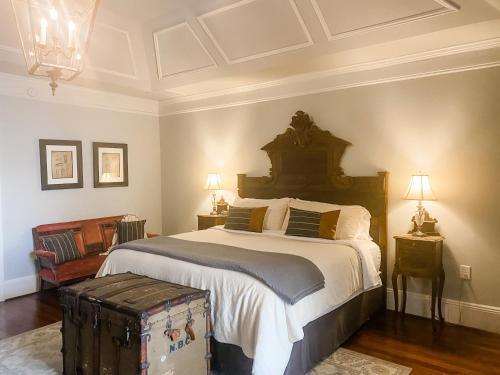 - une chambre avec un grand lit et une tête de lit en bois dans l'établissement The Twelve Oaks Bed & Breakfast, à Covington