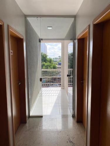 pasillo vacío con vistas a un balcón en Hotel Vitrine, en Goiânia