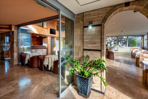 une salle à manger avec une voûte dans un restaurant dans l'établissement Comfort Hotel Apartments, à Rhodes