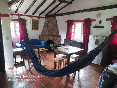 ein Wohnzimmer mit einer Hängematte in einem Haus in der Unterkunft Villa Lourdes in Villa de Leyva