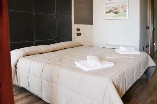Un pat sau paturi într-o cameră la Planet Hotel