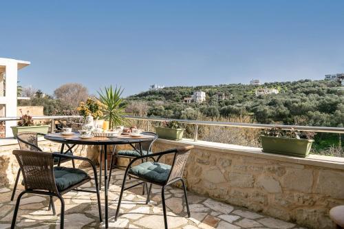 un patio avec une table et des chaises sur un balcon dans l'établissement Villa Vanka, à La Canée