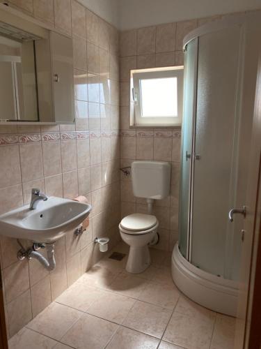 uma casa de banho com um WC e um lavatório em Apartmani Sabljic em Poljica