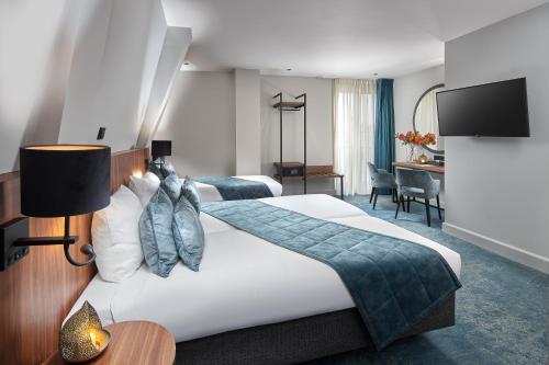 ein Hotelzimmer mit einem Bett und einem Schreibtisch in der Unterkunft Boutique Hotel First City in Den Haag