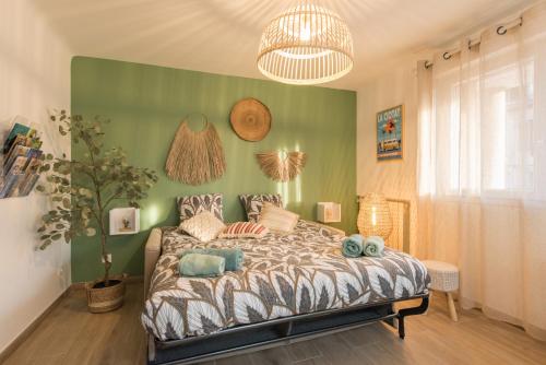 une chambre avec un lit et un mur végétal dans l'établissement Le Med - Apartment T2 Confort - Proche plage - Clim - Parking privé, à La Ciotat