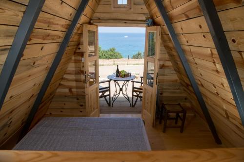 Habitación con mesa y vistas al océano en Aphrodite Family Eco Camping, en Neo Chorio